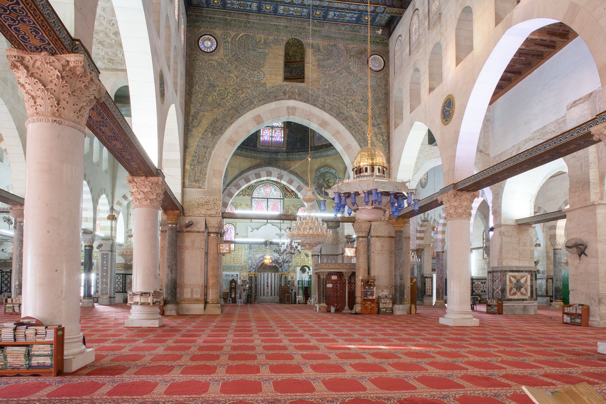 صورة «أروقة باتجاه المحراب» ضمن مجموعة المسجد الأقصى — القدس. توثّق العمارة والزخرفة والمكان من خلال عدسة سعيد نسيبة.