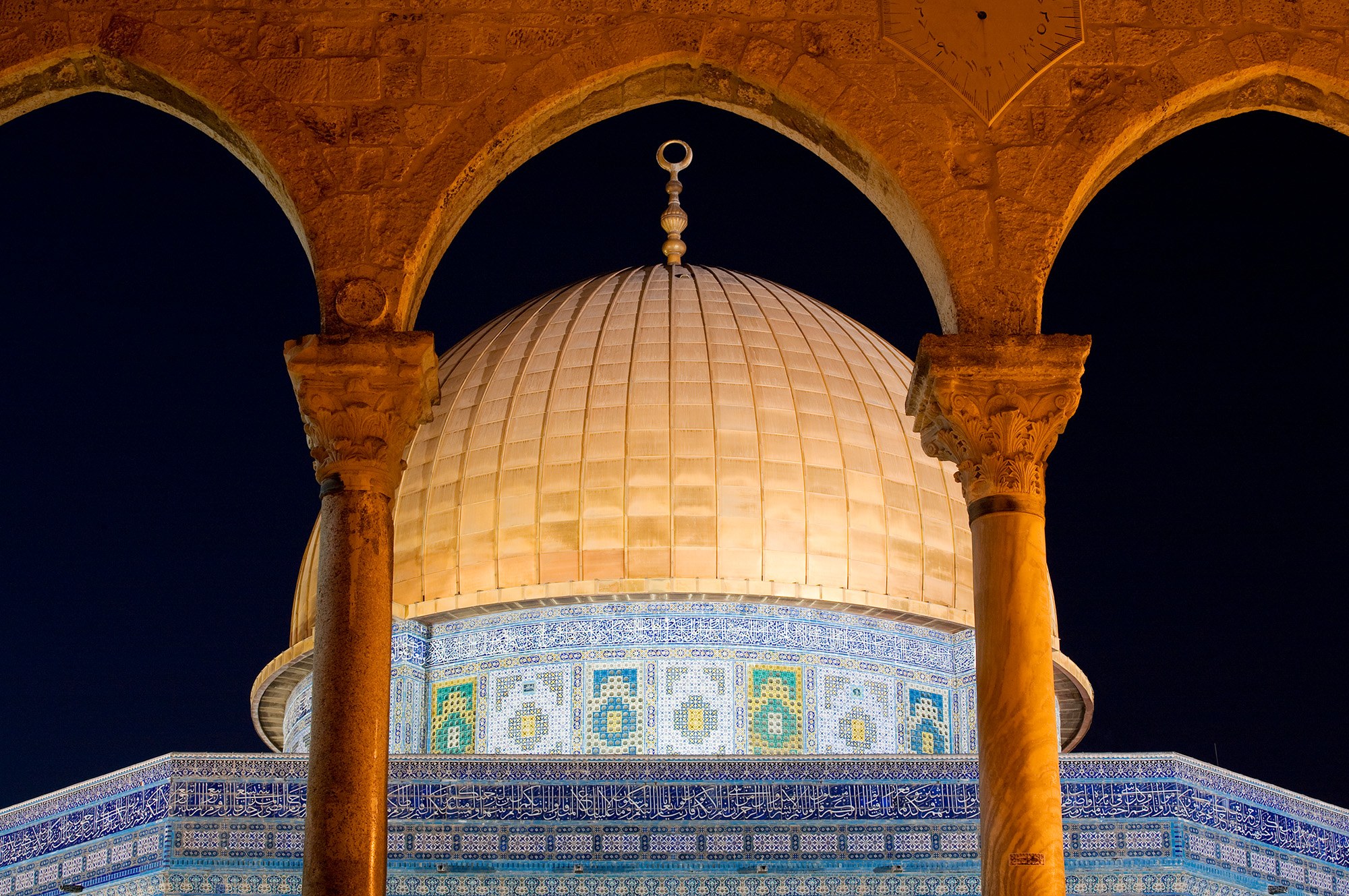 صورة «القبة مؤطرة بالرواق» ضمن مجموعة قبة الصخرة — القدس. توثّق العمارة والزخرفة والمكان من خلال عدسة سعيد نسيبة.