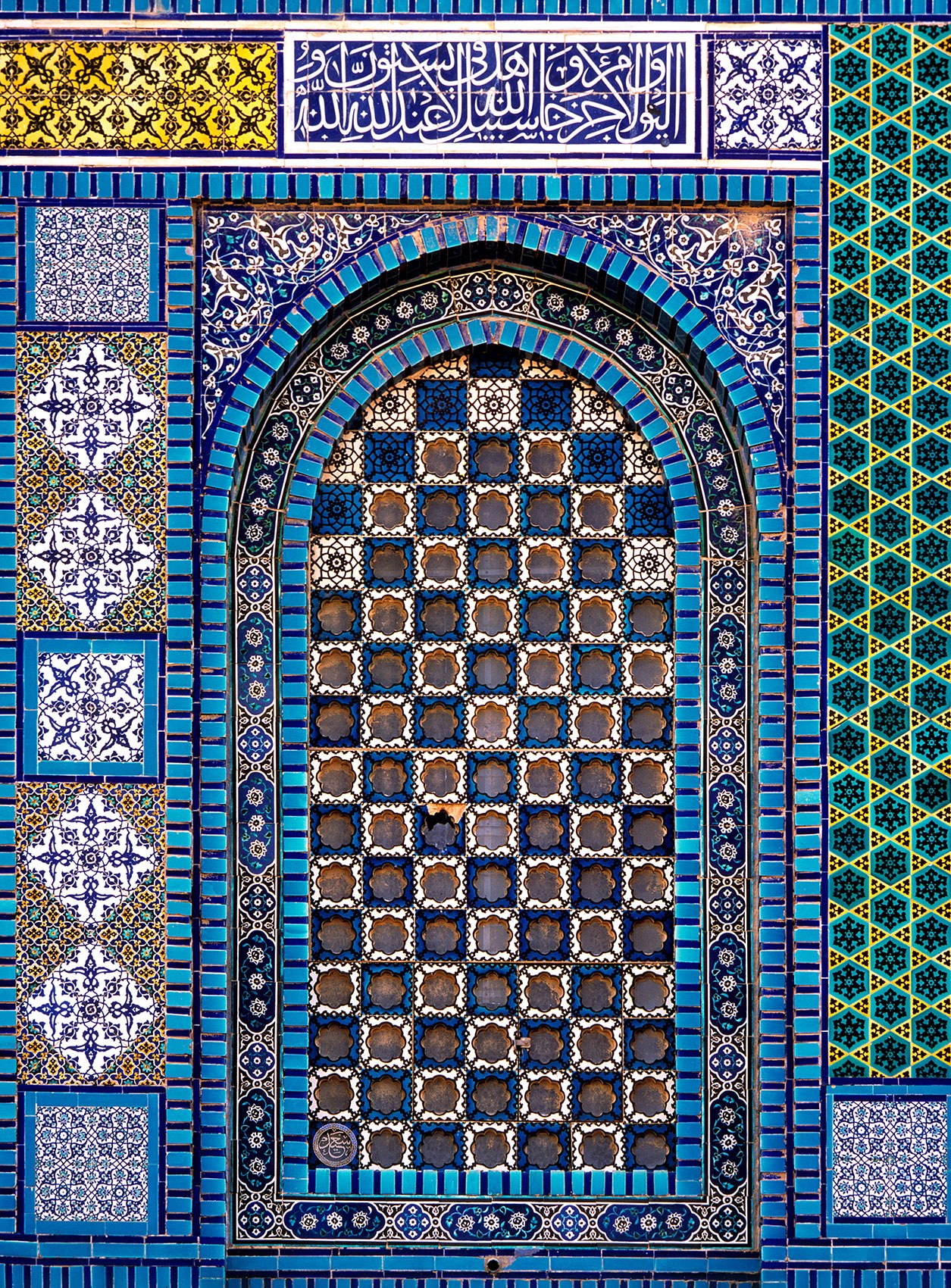 صورة «حنية قاشانية هندسية رقم ١٧» ضمن مجموعة قاشاني قبة الصخرة. توثّق العمارة والزخرفة والمكان من خلال عدسة سعيد نسيبة.