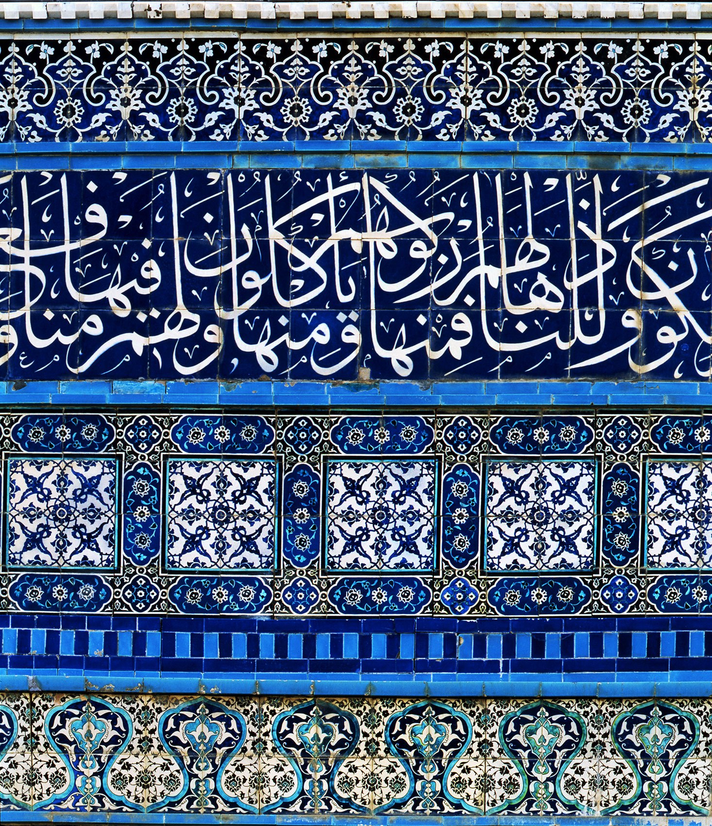 صورة «كتابة سورة يس على الحاجز» ضمن مجموعة قاشاني قبة الصخرة. توثّق العمارة والزخرفة والمكان من خلال عدسة سعيد نسيبة.