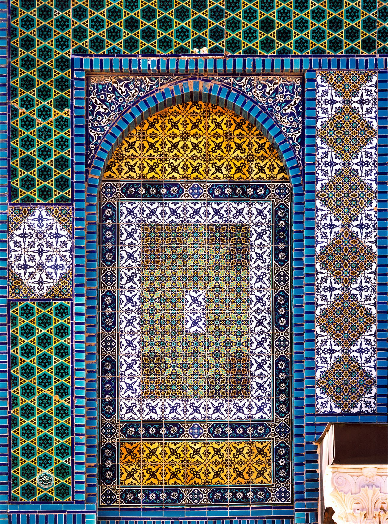 صورة «حنية قاشانية بتاج كورنثي» ضمن مجموعة قاشاني قبة الصخرة. توثّق العمارة والزخرفة والمكان من خلال عدسة سعيد نسيبة.