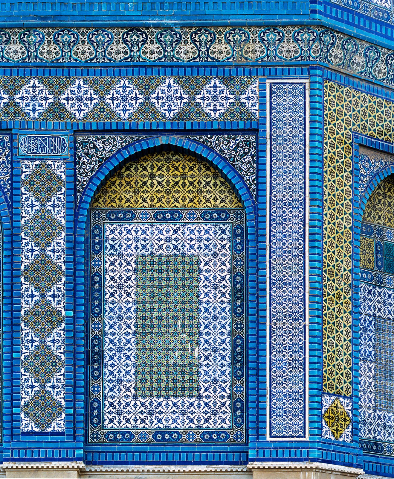 Bay with two vertical bands and small inscription plaque, Arabic. Glazed tiles of the Qubbat al-Sakhra / Dome of the Rock in Jerusalem, al-Quds. Palestine.